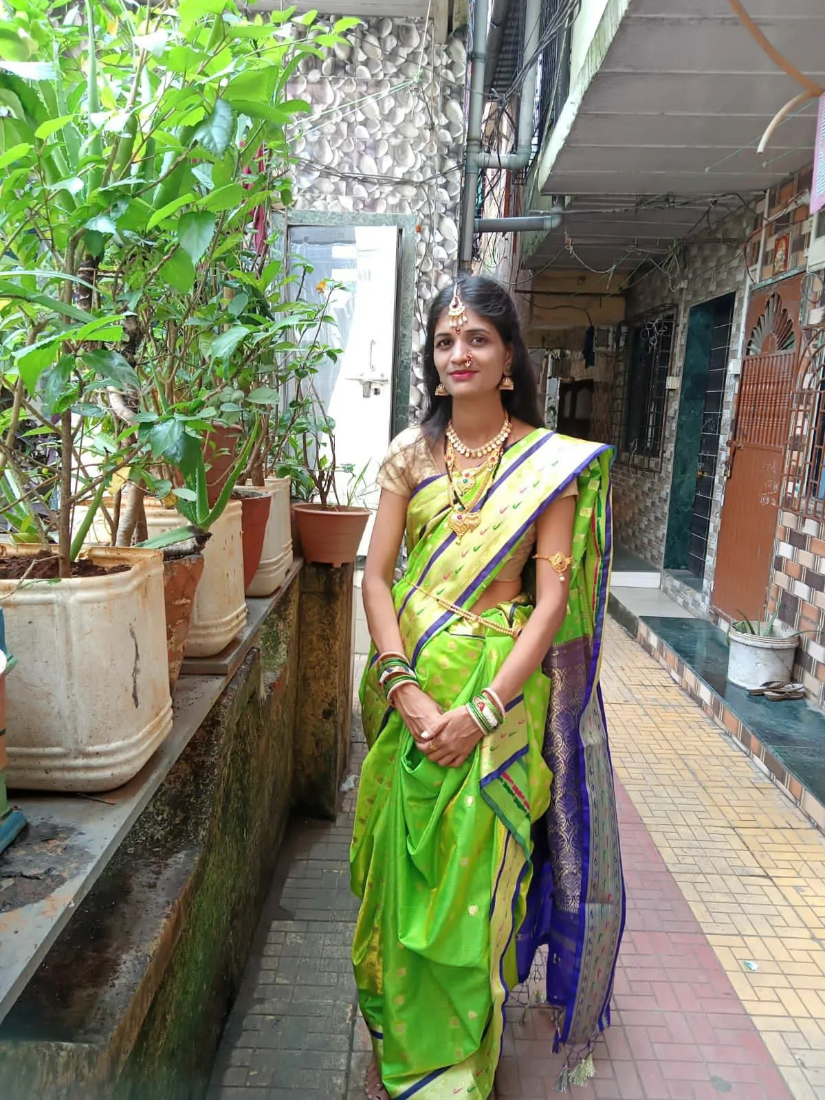 green nauvari saree look with makeup