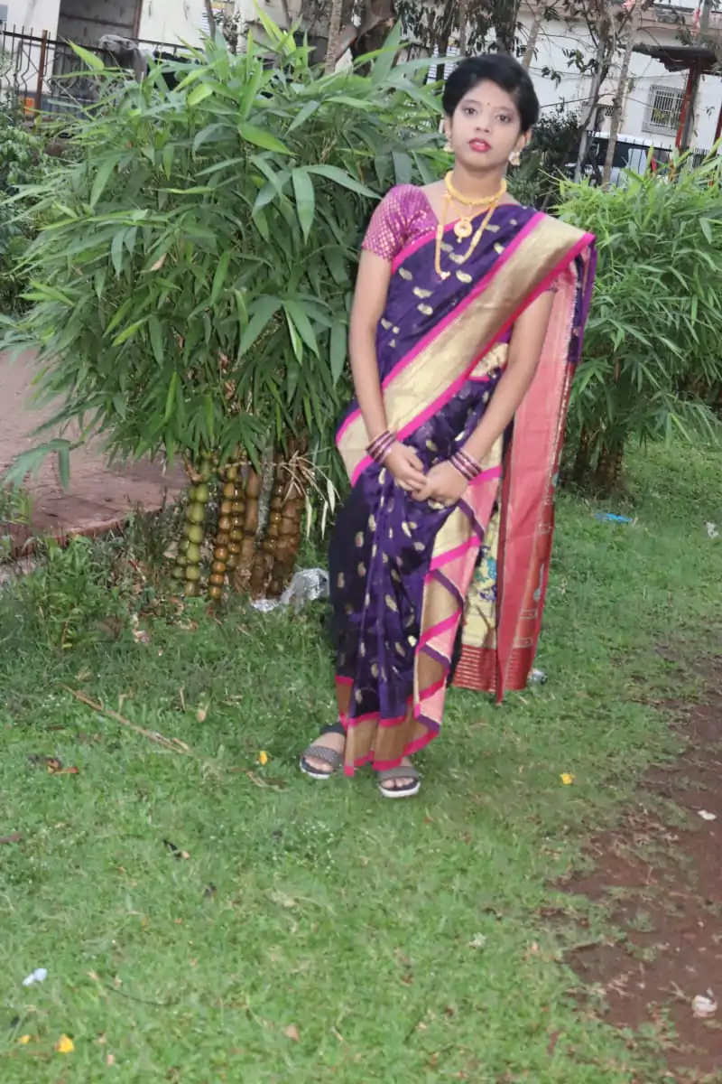 girl posing in nauvari saree
